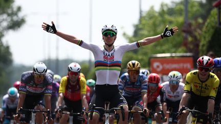 Critérium du Dauphiné : Tadej Pogacar s’impose au sprint sur la première étape devant Jonas Vingegaard et s’empare du maillot jaune
