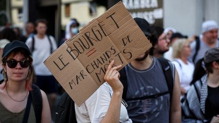 Une manifestation contre « l’économie de guerre » et « le business de la mort » réunit plusieurs milliers de personnes vers le Salon du Bourget