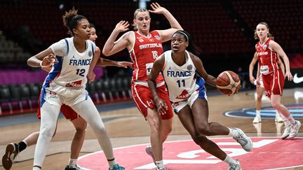 EuroBasket 2025 : les Françaises, déjà qualifiées pour les quarts de finale, étrillent la Suisse dans le dernier match de la phase de poules