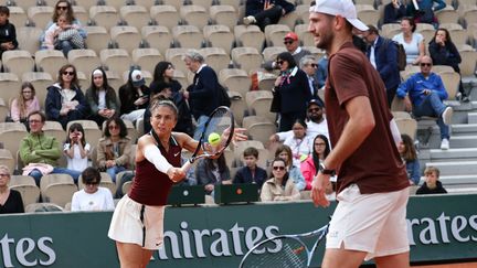 Roland-Garros 2025 : avant la première demi-finale Swiatek-Sabalenka, suivez la finale mixte