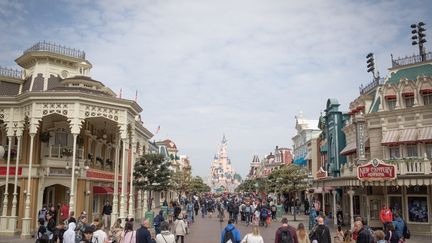 Fillette en robe blanche, fausse identité, homme fiché au Royaume-Uni… Comment Disneyland Paris a été le théâtre d’un mariage fictif impliquant une enfant de 9 ans