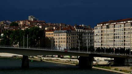 Météo-France place 13 départements en vigilance orange aux orages et maintient l’Isère et le Rhône en vigilance orange pour canicule