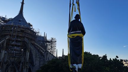 « Elles vont retrouver la place qu’elles avaient » : la première des 16 statues de la flèche de Notre-Dame réinstallée