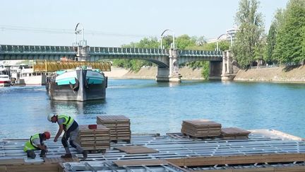 Baignade dans la Seine : à quoi vont ressembler les zones pour se jeter à l’eau à Paris, qui se préparent à ouvrir ?