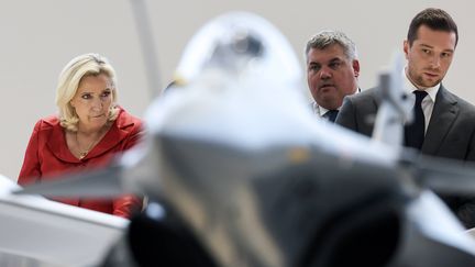 Au salon du Bourget, Marine Le Pen et Jordan Bardella affichent leur complicité pour faire oublier les turbulences au sein du RN