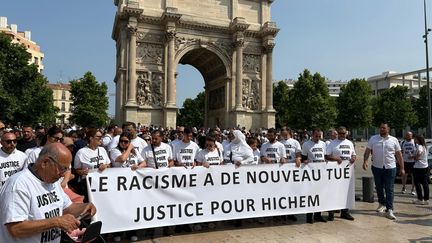 « Je condamne cet acte immonde et inhumain » : à Marseille une marche blanche en hommage à Hichem Miraoui, victime de l’attentat raciste de Puget-sur-Argens