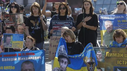 Guerre en Ukraine : à la veille de la fête de l’indépendance, une manifestation pour demander des nouvelles des soldats disparus sur le front