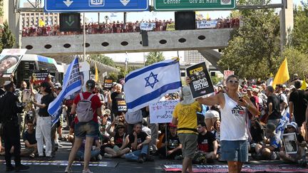 Guerre dans la bande de Gaza : à Jérusalem, des Israéliens manifestent pour « forcer Nétanyahou à accepter un accord »