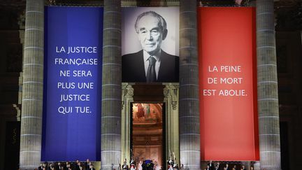 Chanson de Julien Clerc, discours d’Emmanuel Macron… Cinq séquences fortes de la panthéonisation de Robert Badinter