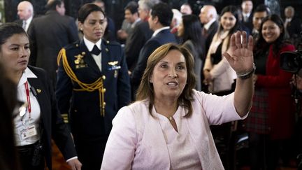 Le Parlement du Pérou destitue la présidente Dina Boluarte, un nouveau chef d’Etat désigné