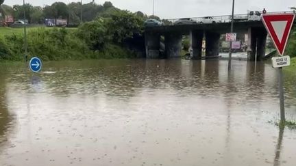 Inondations, voitures emportées, bateau échoué… les premiers effets de la Tempête Jerry se font ressentir