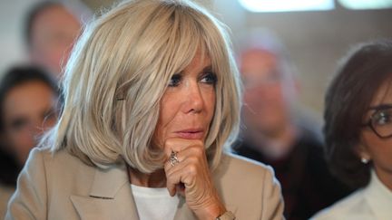 « S’il y a les sale connes, on va les foutre dehors ! » : Brigitte Macron s’emporte contre des militantes féministes qui ont interrompu un spectacle d’Ary Abittan