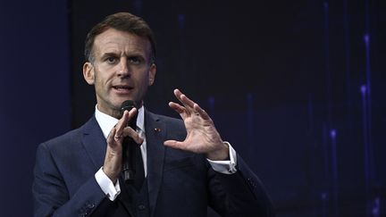 Accusé par la droite de dérive « autoritaire », Emmanuel Macron réfute tout projet de « label d’Etat » pour les médias