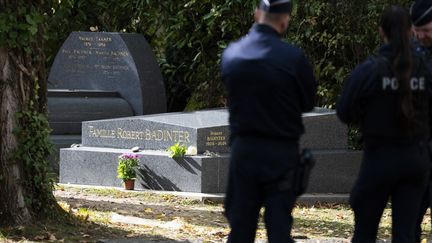 Profanation de la tombe de Robert Badinter : un homme de 23 ans interpellé et placé en garde à vue