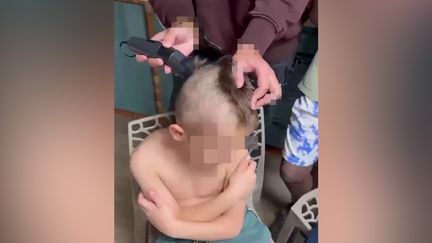 « C’est une sanction » : des éducateurs rasent les cheveux d’un enfant placé dans un foyer à Paris et le filment