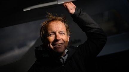 Le navigateur Thomas Coville et son équipage battent le record absolu du tour du monde à la voile en 40 jours, 10 heures et 45 minutes