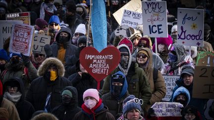 Aux Etats-Unis, des milliers de manifestants défilent à Minneapolis pour protester contre la police de l&rsquo;immigration