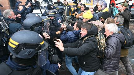 A Toulouse, de brèves échauffourées entre agriculteurs et policiers dans le centre-ville font cinq blessés