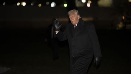 Donald Trump menace le Canada de « droits de douane à 100% » en cas d’accord commercial avec la Chine