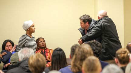 En plein meeting à Minneapolis, l’élue démocrate Ilhan Omar aspergée d’une substance nauséabonde non identifiée