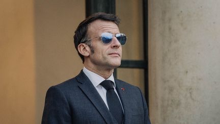 Interdiction des réseaux sociaux aux moins de 15 ans : Emmanuel Macron veut accélérer l&rsquo;adoption d&rsquo;une loi pour l&rsquo;appliquer « dès la rentrée prochaine »