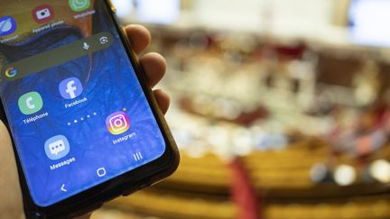 L&rsquo;Assemblée nationale adopte l&rsquo;article phare d&rsquo;un texte interdisant les réseaux sociaux aux moins de 15 ans