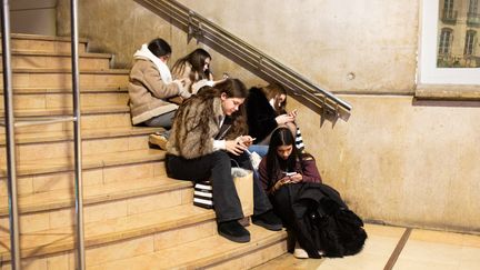 Interdire les réseaux sociaux aux moins de 15 ans : on a demandé à des adolescents ce qu&rsquo;ils en pensaient