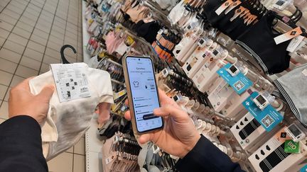 « Un Nutri-Score pour les habits » : dans certains hypermarchés, il est désormais possible de connaître le coût environnemental des vêtements vendus