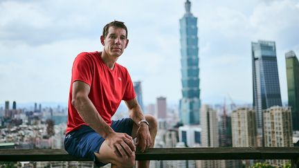 « Si je tombe, je meurs » : le grimpeur américain Alex Honnold s&rsquo;attaque (en direct) à la tour Taipei 101, une des plus hautes du monde
