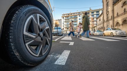 « Les voitures ne voient rien » : pourquoi des milliers de places de parking vont être supprimées pour protéger les piétons