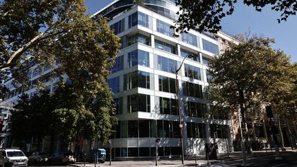 En application de sanctions européennes, l’Arcom ordonne le blocage de 35 sites de médias russes et de l’accès à des télés et radios