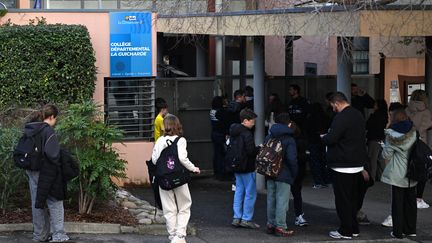 Plusieurs coups portés, des tensions entre l&rsquo;élève et la professeure… Ce que l&rsquo;on sait de l&rsquo;attaque au couteau d&rsquo;une enseignante dans un collège de Sanary-sur-Mer