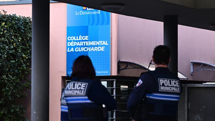 L&rsquo;enseignante poignardée par un élève à Sanary-sur-Mer est sortie des soins intensifs, mais son pronostic vital est toujours engagé, selon le procureur