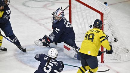 JO d&rsquo;hiver 2026 : largement battues par la Suède, les hockeyeuses françaises éliminées dès le tour préliminaire