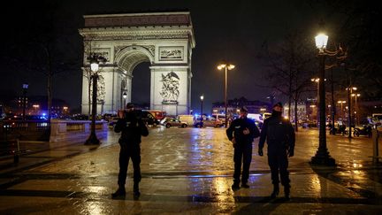 L&rsquo;homme qui a attaqué des gendarmes près de l&rsquo;Arc de triomphe est mort, annonce le Parquet antiterroriste