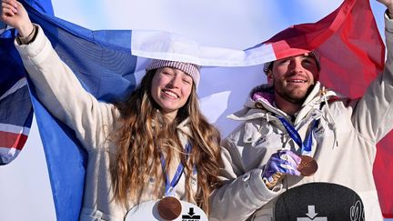 Loan Bozzolo et Lea Casta en bronze sur le snowboardcross par équipes mixtes, la 15e médaille pour la France qui égale son record aux JO d’hiver