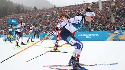 Doublé français sur la mass start : Océane Michelon en or, Julia Simon en argent, 23 médailles pour la France aux JO 2026