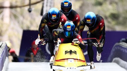 Le passage éclair des champions olympiques allemands sur le bobsleigh à 4 aux JO 2026