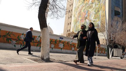 En Iran, des étudiants scandent des slogans contre le pouvoir devant des universités
