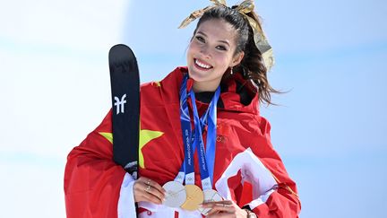 La star chinoise Eileen Gu retrouve les sommets en halfpipe et s&rsquo;adjuge une troisième médaille olympique aux JO 2026