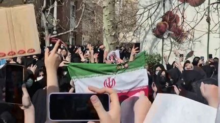 Drapeaux brûlés, slogans antirégime… Ce que l&rsquo;on sait des nouvelles manifestations qui secouent des universités en Iran