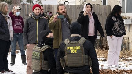 Deux agents de la police de l&rsquo;immigration américaine suspendus pour avoir menti sur un « coup de feu défensif » qui a blessé un immigré à Minneapolis