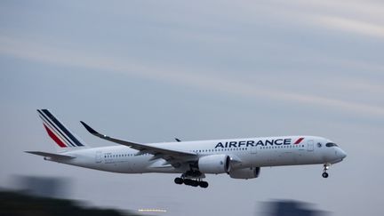 Air France et de nombreuses compagnies aériennes annulent leurs vols vers le Proche et le Moyen-Orient en raison des frappes entre Israël, les Etats-Unis et l&rsquo;Iran