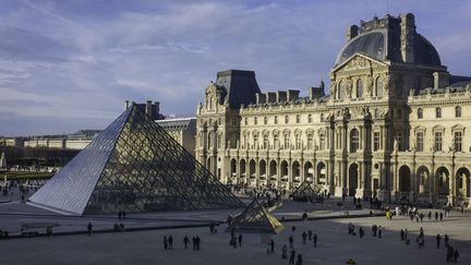 Neuf personnes interpellées pour une fraude à la billetterie du musée du Louvre et du château de Versailles