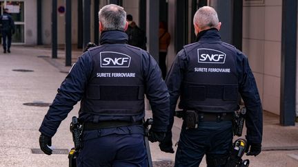 Des agents de sûreté de la SNCF et la RATP autorisés à porter des pistolets à impulsion électrique à « titre expérimental »