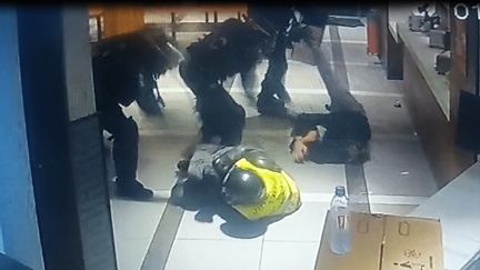 « Je pensais que l&rsquo;affaire était aux oubliettes » : sept ans après, neuf CRS jugés pour des violences contre des « gilets jaunes » dans un Burger King à Paris