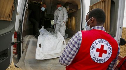 « Nous avons besoin d&rsquo;équipements » : dans la bande de Gaza, l&rsquo;impossible identification des corps retrouvés sous les décombres