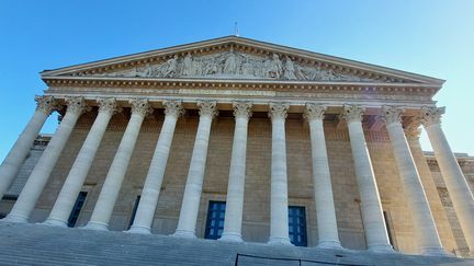 Vote sur la fin de vie : deux personnes en garde à vue après un rassemblement non autorisé devant l&rsquo;Assemblée nationale