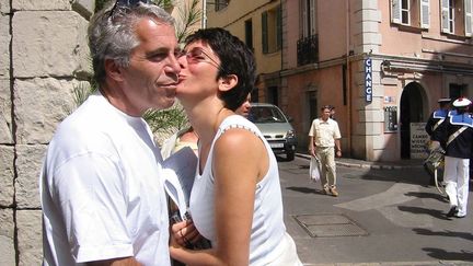 Qui était Ghislaine Maxwell avant de rencontrer Jeffrey Epstein, dont elle a partagé la vie pendant des décennies ?