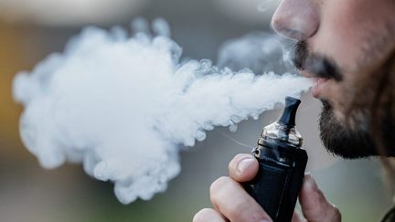 Les cigarettes électroniques présentent un « risque sanitaire » pour les vapoteurs, conclut l&rsquo;Anses